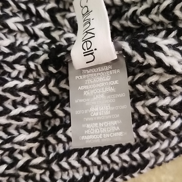 NWT WOMEN'S CALVIN KLEIN KNIT HAT WITH POM - Picture 4 of 4